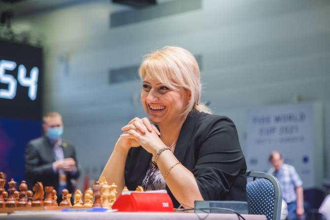 Шахматистка Элина Даниелян на пол-очка отстает от лидера личного первенства Европы
