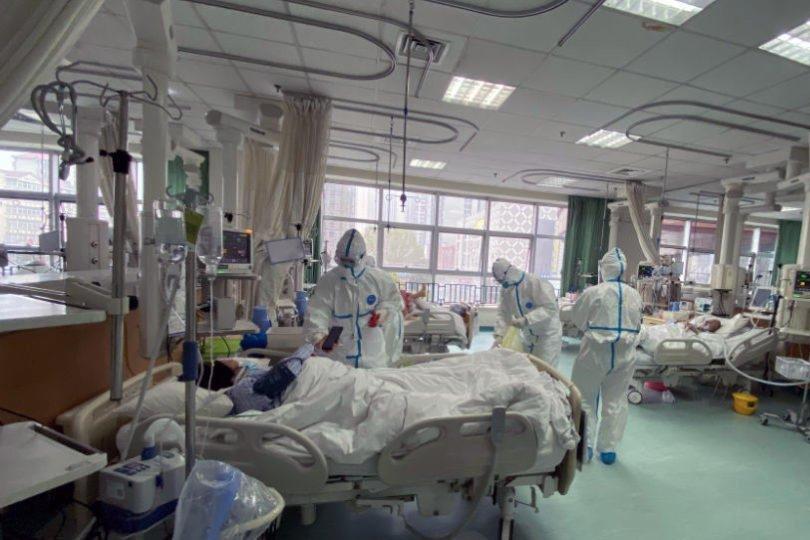 Власти Сингапура отказались от зарплаты ради премий врачам