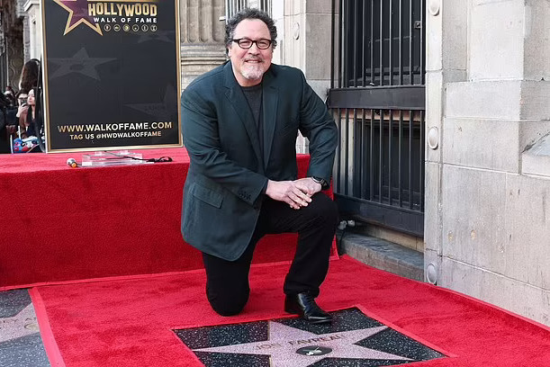 Актер и режиссер Джон Фавро, известный по фильмам о Железном человеке, получил звезду на голливудской «Аллее славы»