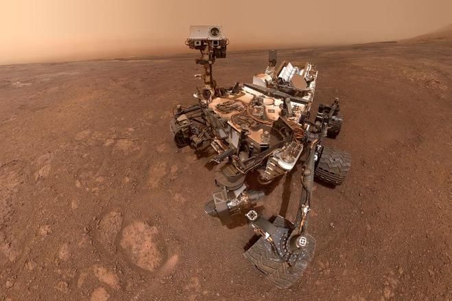 Марсоход Curiosity заснял на безжизненной поверхности Марса образования, похожие на грибы
