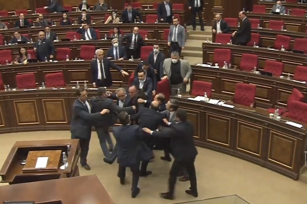 Генпрокуратура Армении расследует драку в парламенте