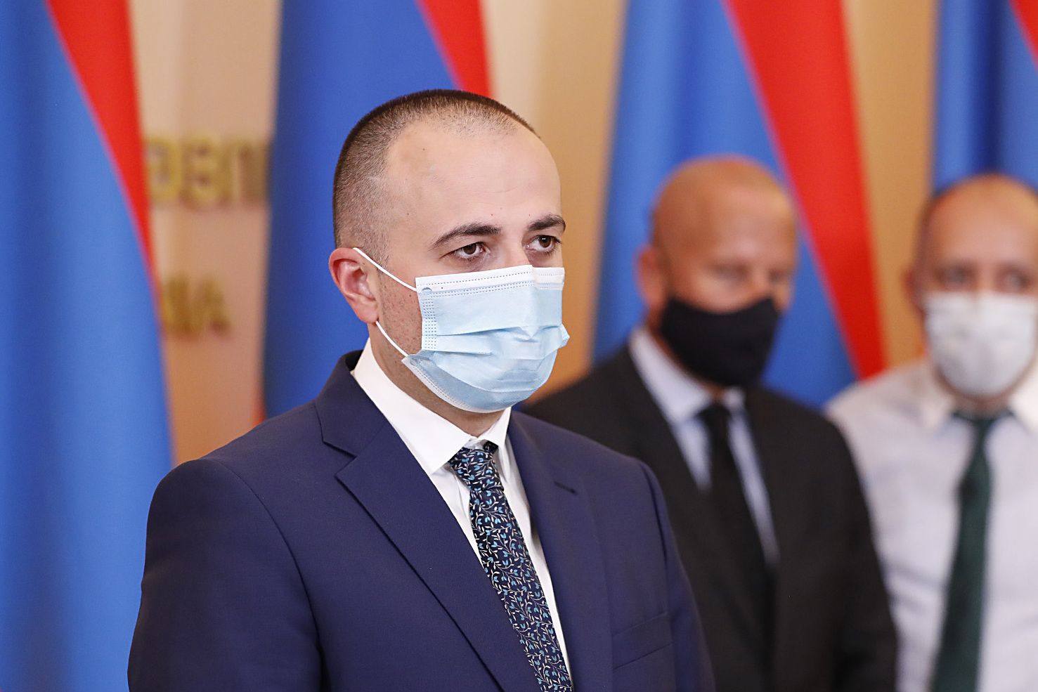 Премьер-министр Армении отправил министра здравоохранения в отпуск