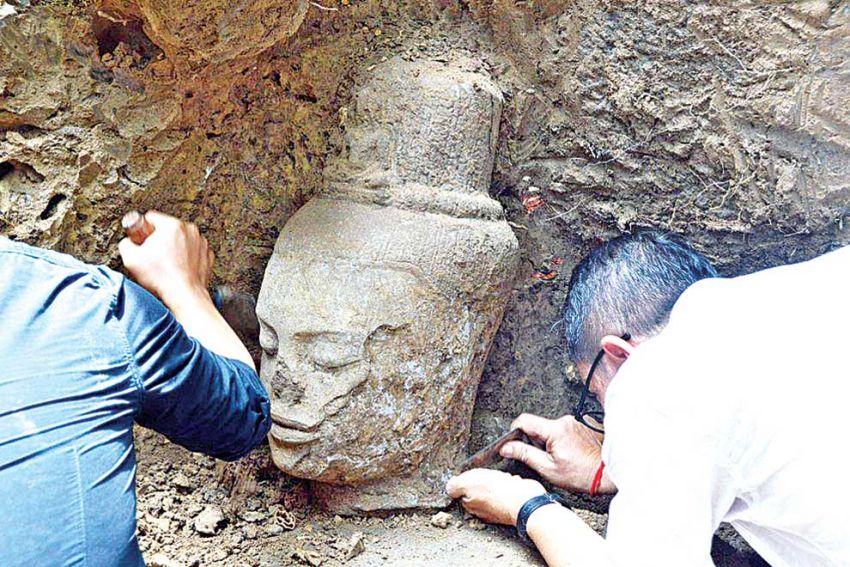 Неожиданная находка: в Камбодже у руин древнего храма найдена голова совершенного человека