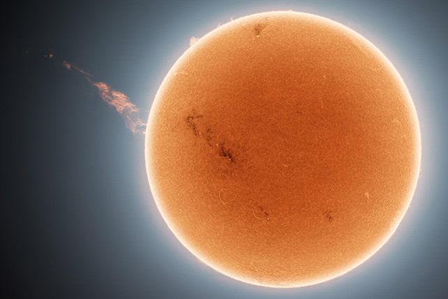 Астрофотограф запечатлел, как Солнце выбросило в космос огромный поток плазмы