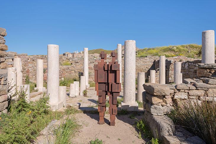 Приглашение к созерцательному путешествию во времени: британский скульптор «населил» необитаемый древний остров  своими работами
