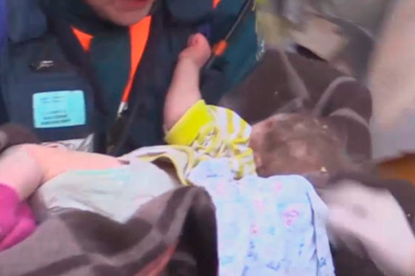 Спасенный из-под руин в Магнитогорске младенец пришел в сознание