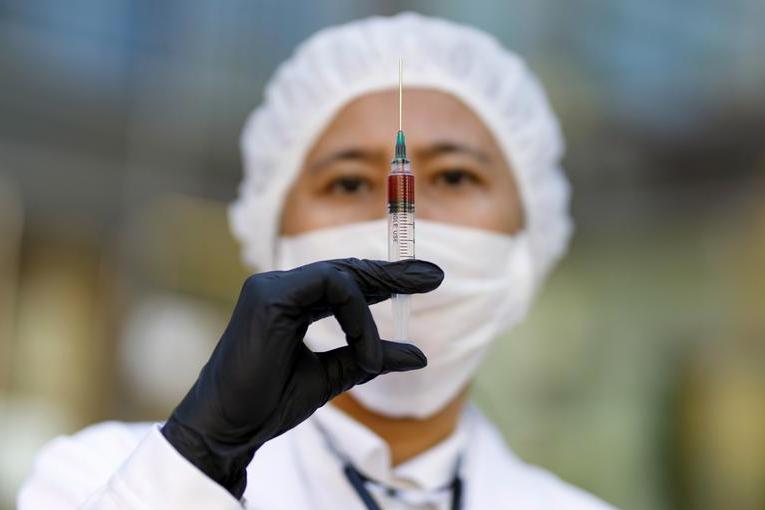 На данный момент в мире на людях тестируют 17 вакцин от коронавируса: cамой перспективной считается вакцина, разработанная в Оксфорде