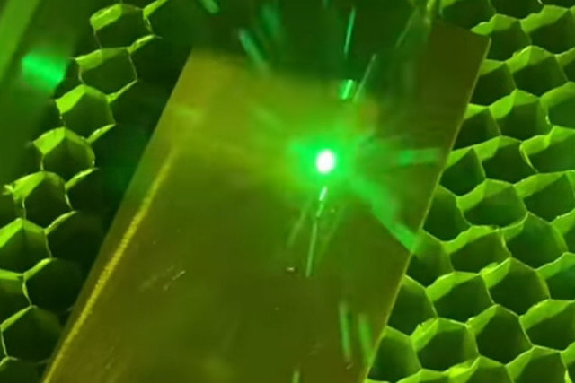 Исследователи разработали лазерную антибактериальную обработку металлических предметов и поверхностей