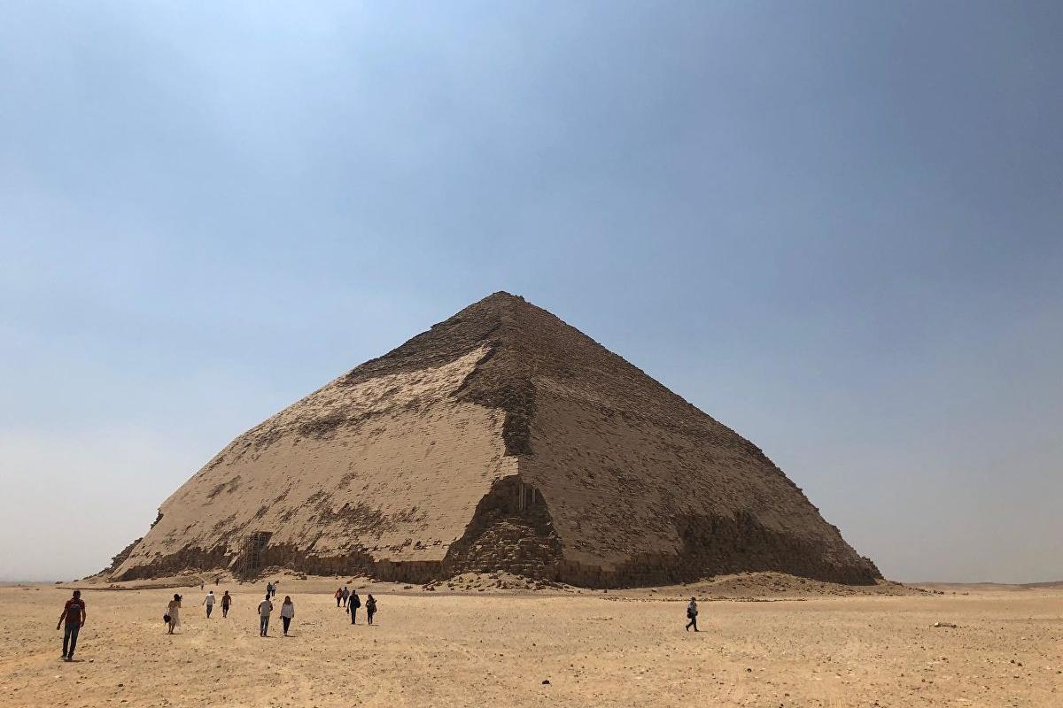В Египте впервые открыли для туристов уникальную «ломаную» пирамиду фараона Снофру, хранящую тайну