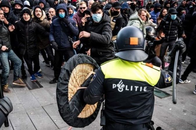 В Нидерландах протест против новых коронавирусных ограничений полиция разогнала при помощи водометов 