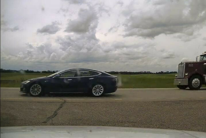 Автопилот машины Tesla на скорости 150 км/ч попытался сбежать от полиции: водитель же во время погони спал сном праведника 