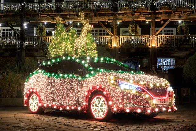 Необычный тюнинг: Nissan превратил свой электромобиль в рождественскую ёлку