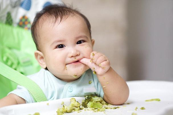 Давать детям твердую пищу нужно уже в три месяца, уверены эксперты