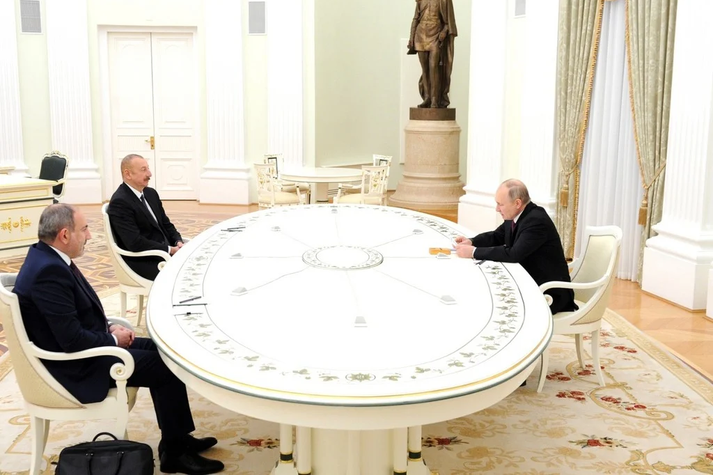 Путин проведет отдельные встречи с Пашиняном и Алиевым