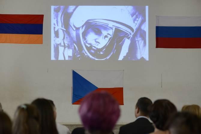 В открытии Международной летней космической школы в Ереване принял участие известный космонавт Авдеев
