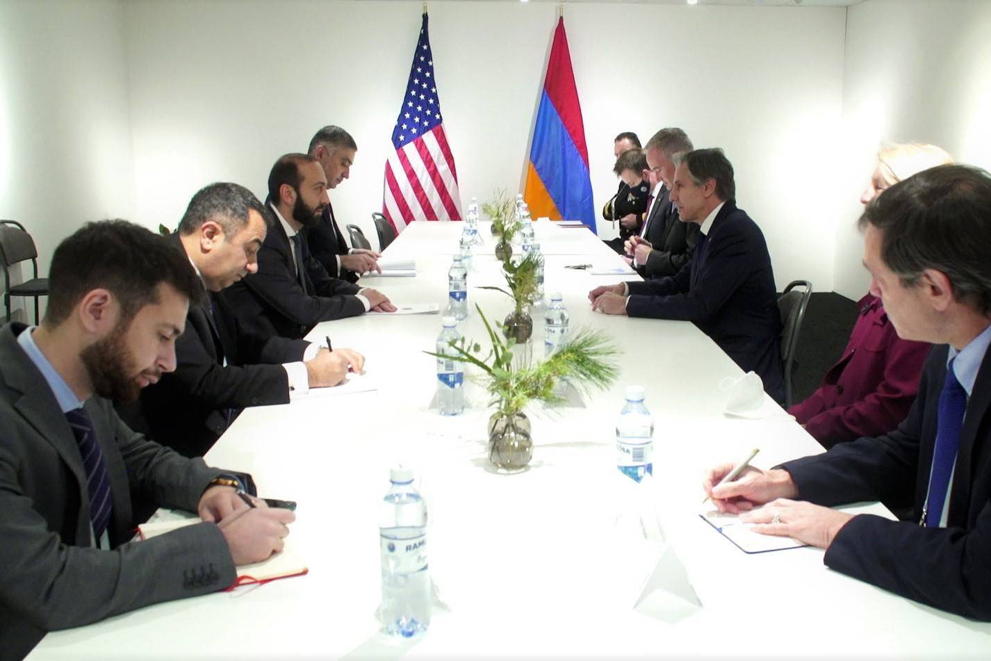 Глава МИД Армении и госсекретарь США обсудили важность репатриации армянских военнопленных