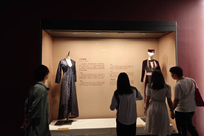«Цветущее гранатовое дерево с земли Ноя»: на выставке в Китае представлены экспонаты из Музея истории Еревана