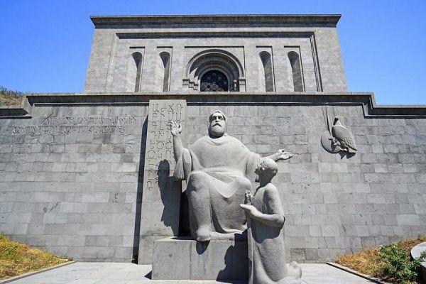 В армянской букве — величие монумента и нежность жизни: «уроки» Андрея Битова 