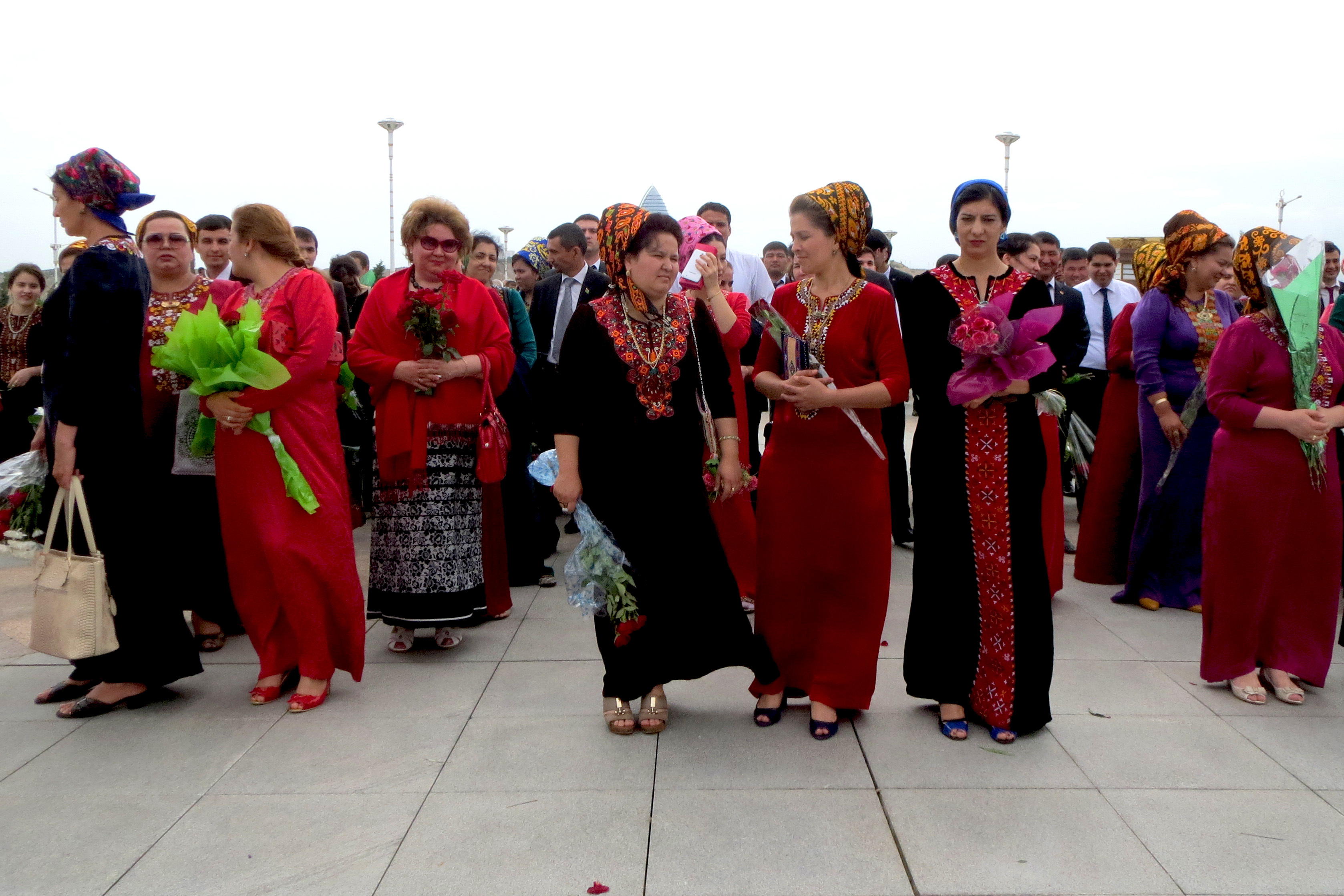 В Туркменистане чиновницам и учительницам запретили красить волосы и делать маникюр