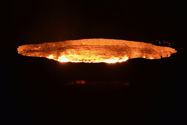 Президент Туркменистана потребовал потушить пожар в газовом кратере «Врата ада», горящий уже более полувека