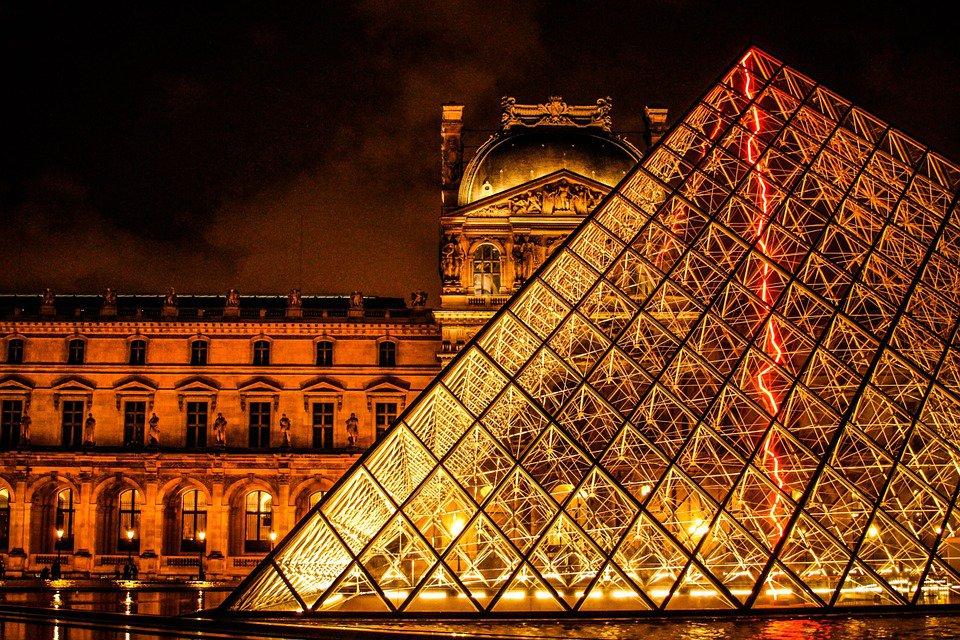 Парижский Лувр закрывается на неопределенный срок