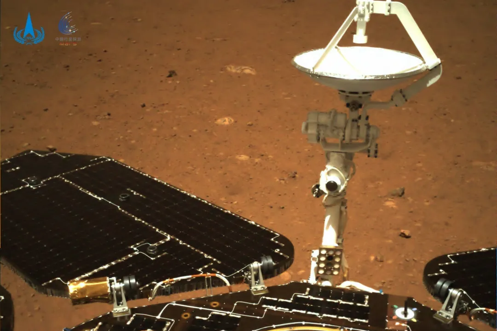 Китайский марсоход прислал свои первые снимки с Красной планеты