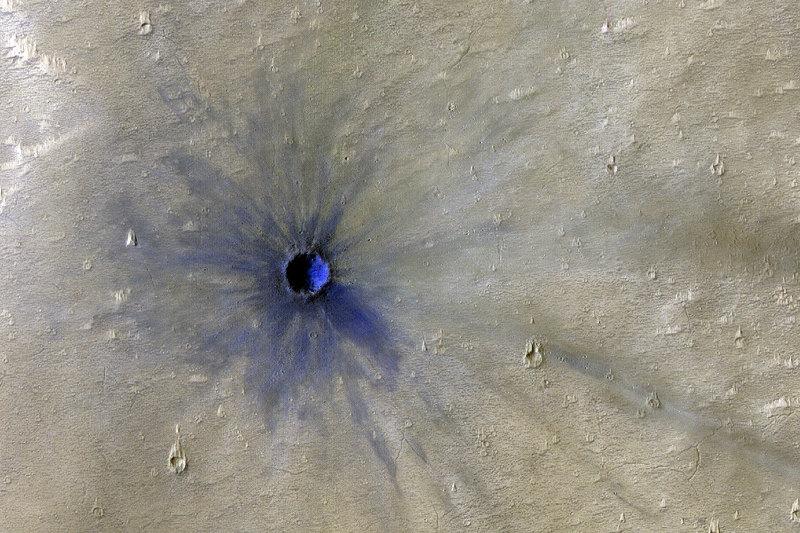 Орбитальный зонд Mars Reconnaissance Orbiter заметил недавно образованный кратер на Красной планете