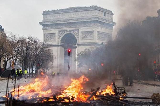 В Париже восстановили Триумфальную арку, поврежденную вандалами в ходе акций «желтых жилетов» 