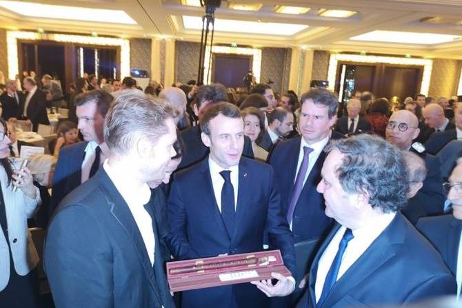 Николя Азнавур подарил президенту Франции Эммануэлю Макрону армянский дудук