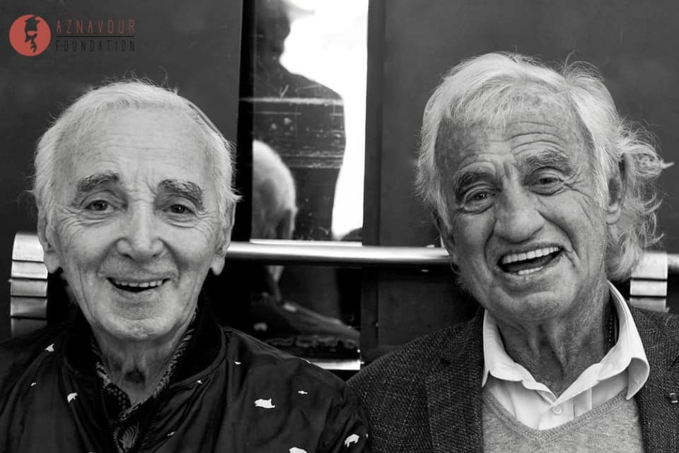 Память о встрече: Фонд Азнавура опубликовал последнюю совместную фотографию Шарля Азнавура и Жан-Поля Бельмондо