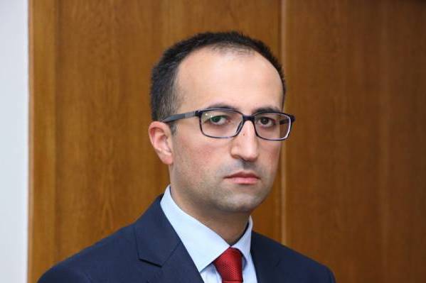 Министр здравоохранения Арсен Торосян на машине сбил ребенка: об инциденте было немедленно сообщено в полицию