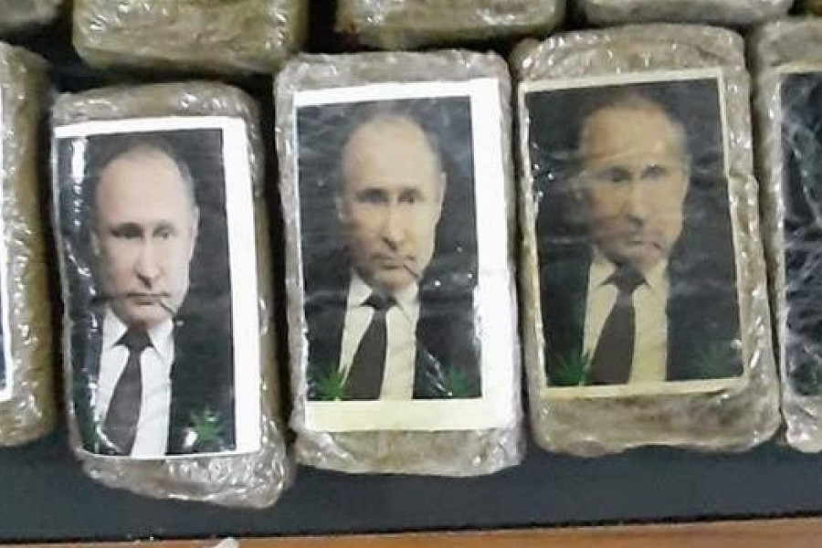 На берегу Средиземного моря нашли больше 300 упаковок гашиша с портретом Путина