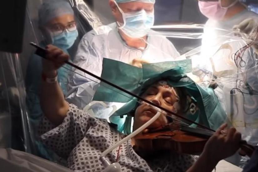 53-летняя скрипачка Дагмар Тернер играла на скрипке во время операции по удалению опухоли мозга