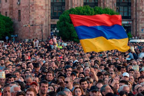 Опрос: После революции 2018 года армяне менее склонны к эмиграции