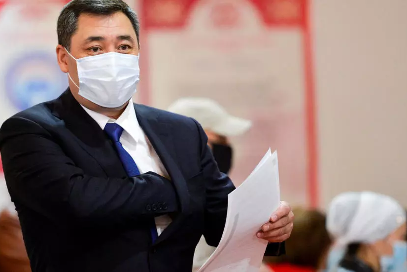 По личному рецепту президента: в больницах Кыргызстана пациентов с коронавирусом начали лечить ядовитой настойкой  