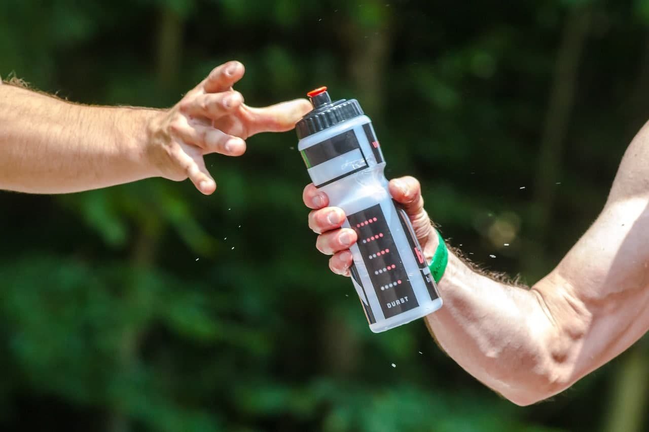 С точки зрения науки: опасно ли пить из многоразовых пластиковых бутылок?