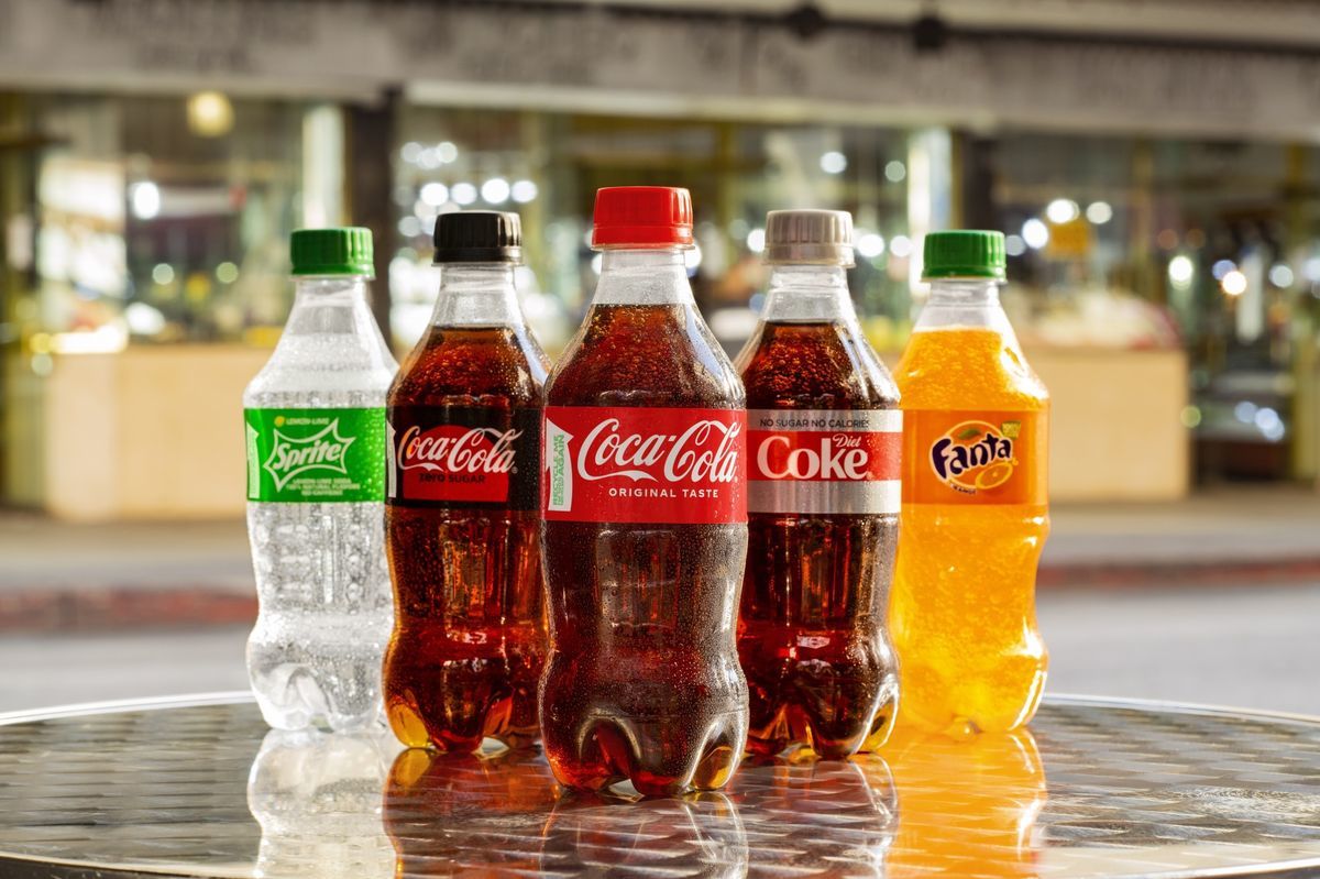 «Прислушиваемся к мнению потребителей»: Coca-Cola начнет выпускать бутылки из полностью переработанного пластика