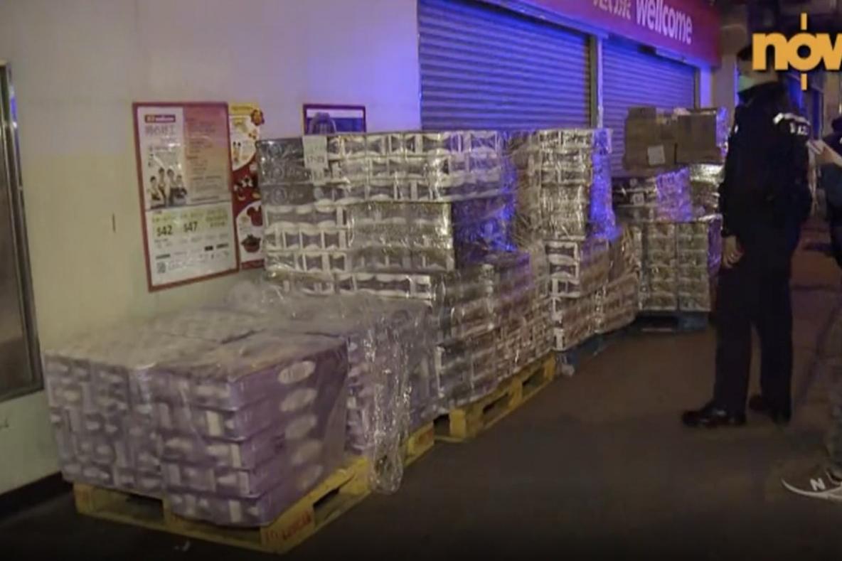 Испугались дефицита: в Гонконге вооруженные грабители похитили 600 рулонов туалетной бумаги