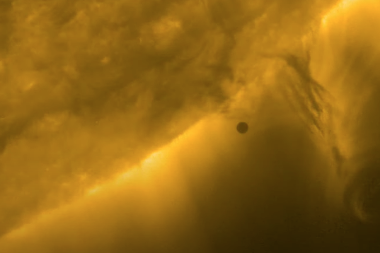 Малютка-планета на фоне гиганта-Солнца: Меркурий прошёл мимо ослепительной звезды, а космический аппарат смог это запечатлеть