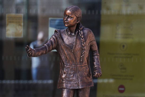 На территории британского университета появилась статуя Греты Тунберг: студентам это не понравилось