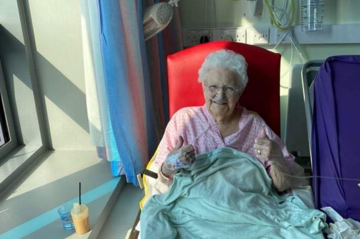 93-летняя женщина победила коронавирус и пожелала новый диван