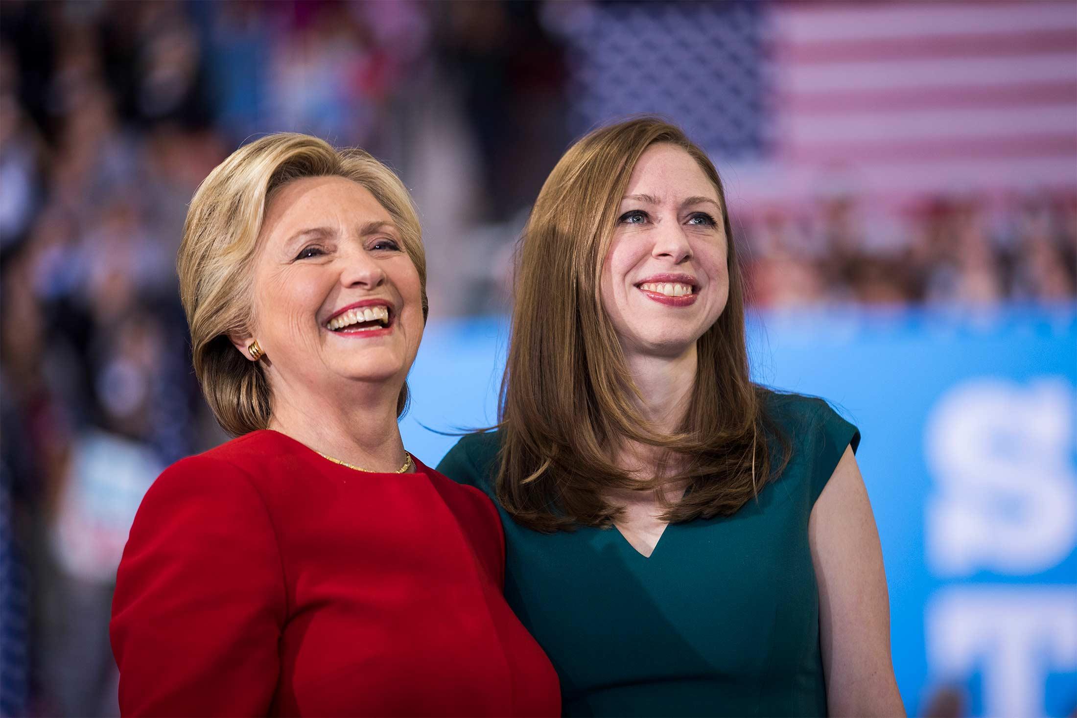 Хиллари Клинтон вместе с дочерью займется производством кино и телепередач: Bloomberg