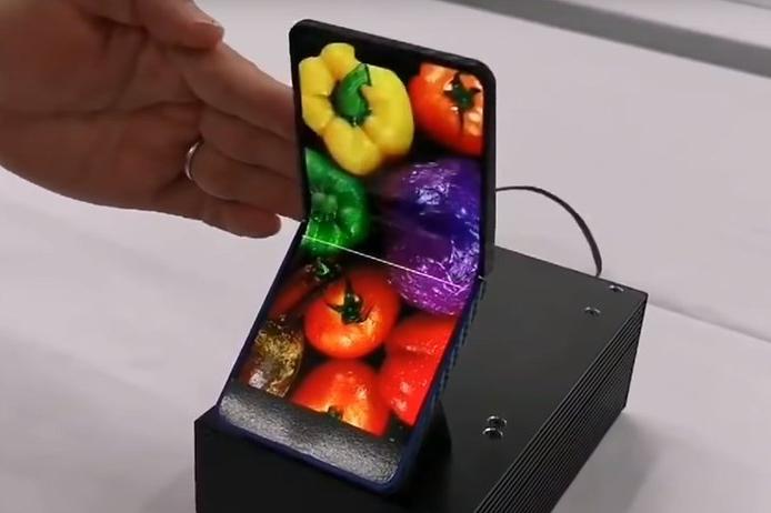 Компания Sharp продемонстрировала прототип смартфона-«раскладушки» с гибким экраном