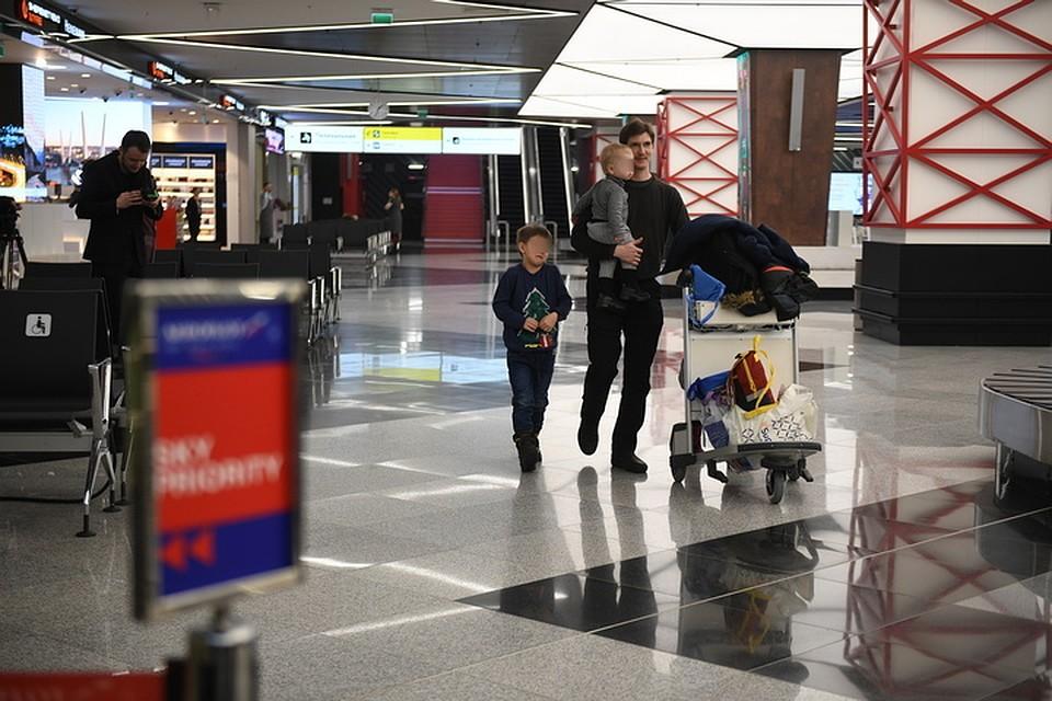 «Документы на детей в рюкзаке». Мужчина бросил своих сыновей в аэропорту Шереметьево, оставив записку
