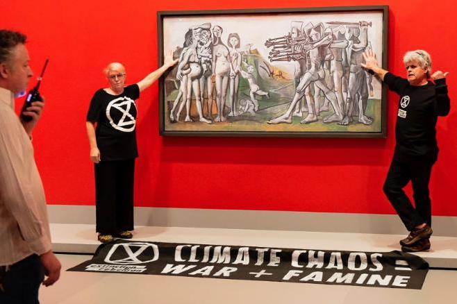 Экоактивисты приклеили руки к картине Пикассо «Резня в Корее» в Национальной галерее Виктории в Мельбурне  