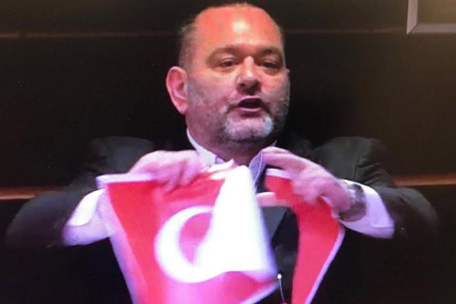 В Европарламенте греческий депутат разорвал флаг Турции