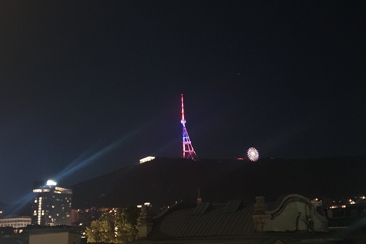 Тбилисская телевышка в ночь на 21 сентября светилась цветами флага Армении