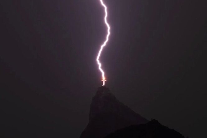 Фотографу удалось запечатлеть редчайший момент попадания молнии в статую Христа-Искупителя в Рио-де-Жанейро