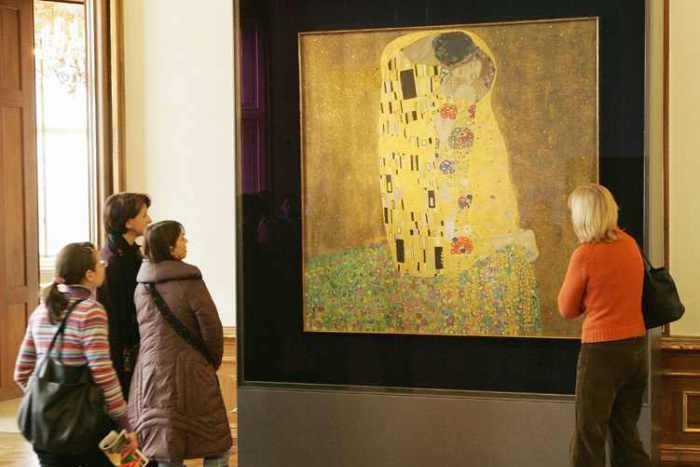 История одного шедевра: картина «Поцелуй» Густава Климта, наполненная невероятной внутренней энергией, стала настоящим гимном любви
