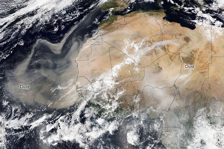 На Европу движется огромный пылевой шлейф из Сахары 